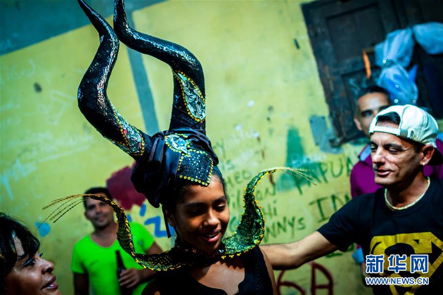 （国际）（4）古巴小镇花车歌舞迎新年 