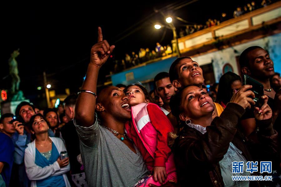 （国际）（2）古巴小镇花车歌舞迎新年 