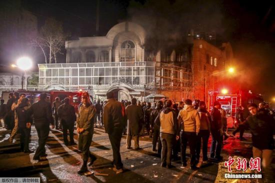 当地时间1月2日，德黑兰，伊朗示威者冲击沙特驻伊朗大使馆，打砸使馆门窗并纵火焚烧使馆部分楼体。沙特内政部2日宣布处决了47名犯有恐怖主义罪行的囚犯，据报道，被处决者中包括知名什叶派教士尼姆尔。沙特阿拉伯外交大臣朱拜尔3日宣布，沙特与伊朗断绝外交关系，并责令伊朗外交人员48小时内离境。示威者冲击沙特大使馆，并投掷汽油弹。