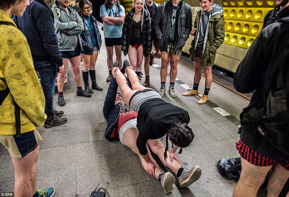 全球&ldquo;无裤日&rdquo;:不穿裤子乘地铁