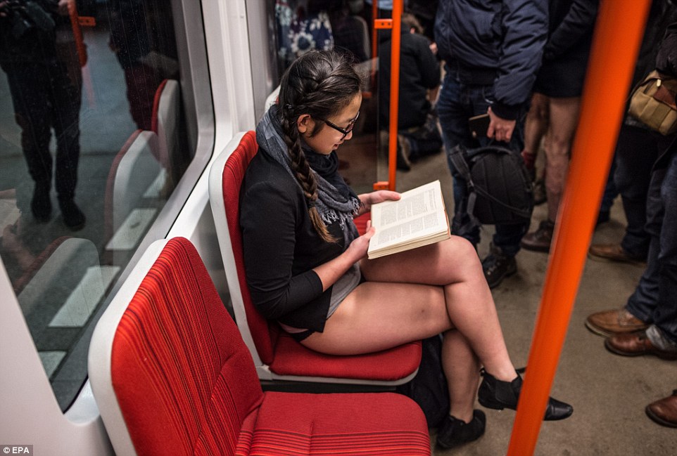 全球&ldquo;无裤日&rdquo;:不穿裤子乘地铁