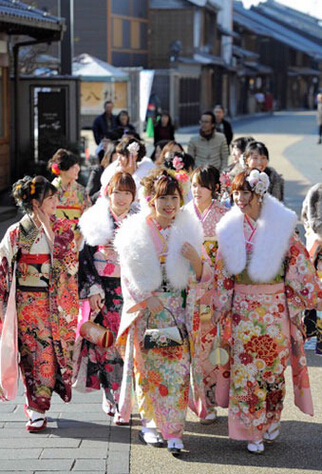日本举行成人节活动 美少女秀和服诱惑(组图