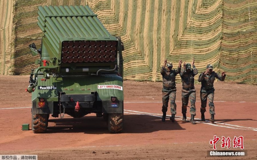 印度炮兵演习现骡子扛炮