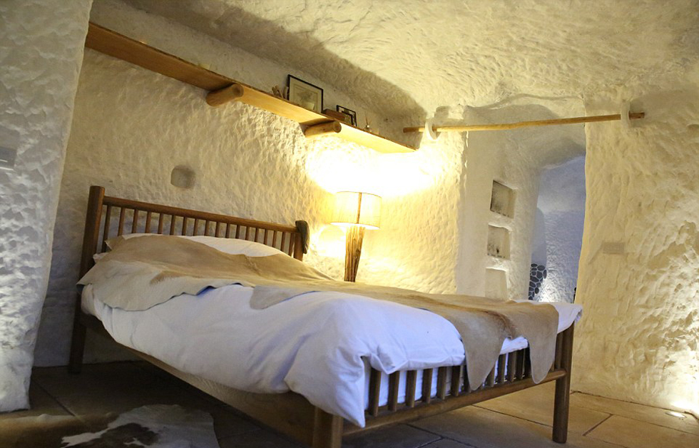 &ldquo;现代穴居人&rdquo;改造2.5亿年史前洞穴 配备水电和Wi-Fi