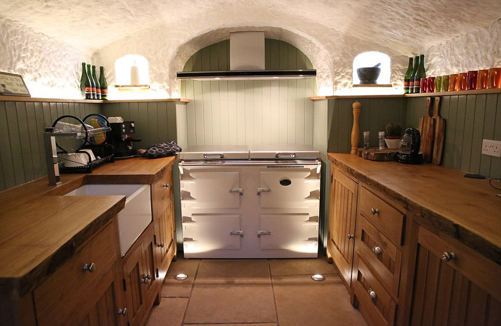 &ldquo;现代穴居人&rdquo;改造2.5亿年史前洞穴 配备水电和Wi-Fi