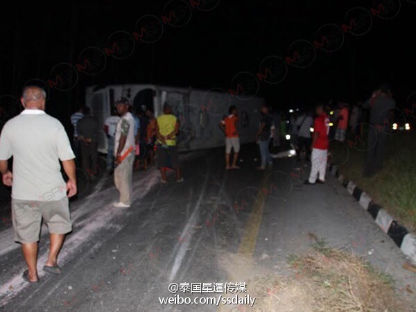 泰国旅游大巴翻车 18名中国游客受伤