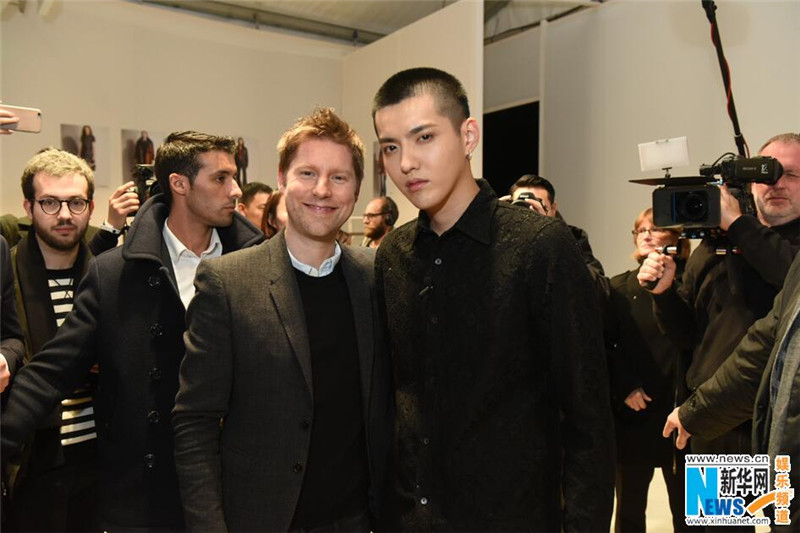 吴亦凡伦敦时装周帅气走秀 受国外媒体争相采访【组图】