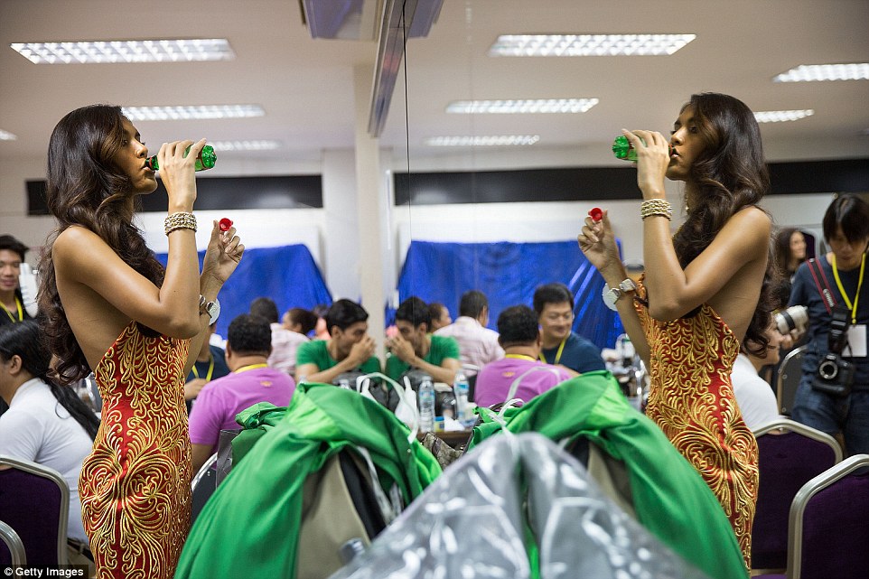 环球变性人选美大赛台前幕后:堪比法国红磨坊