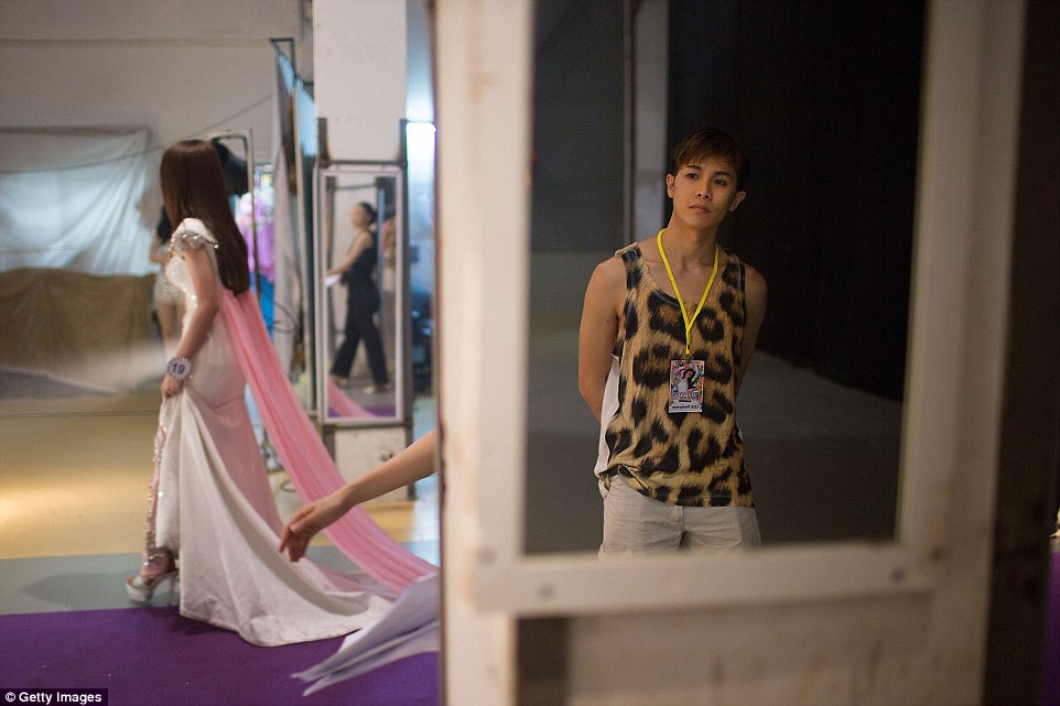 环球变性人选美大赛台前幕后:堪比法国红磨坊