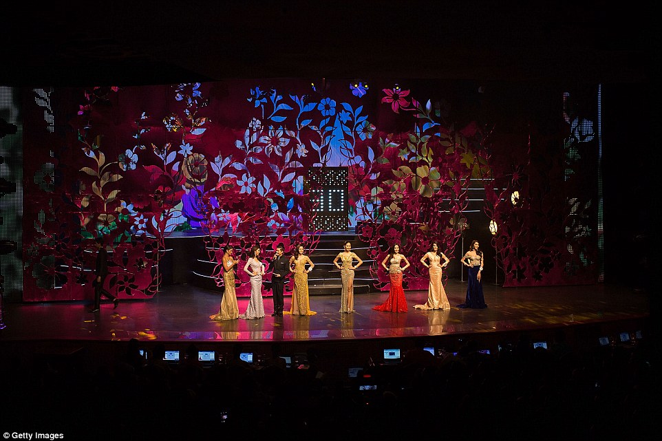 环球变性人选美大赛台前幕后:堪比法国红磨坊