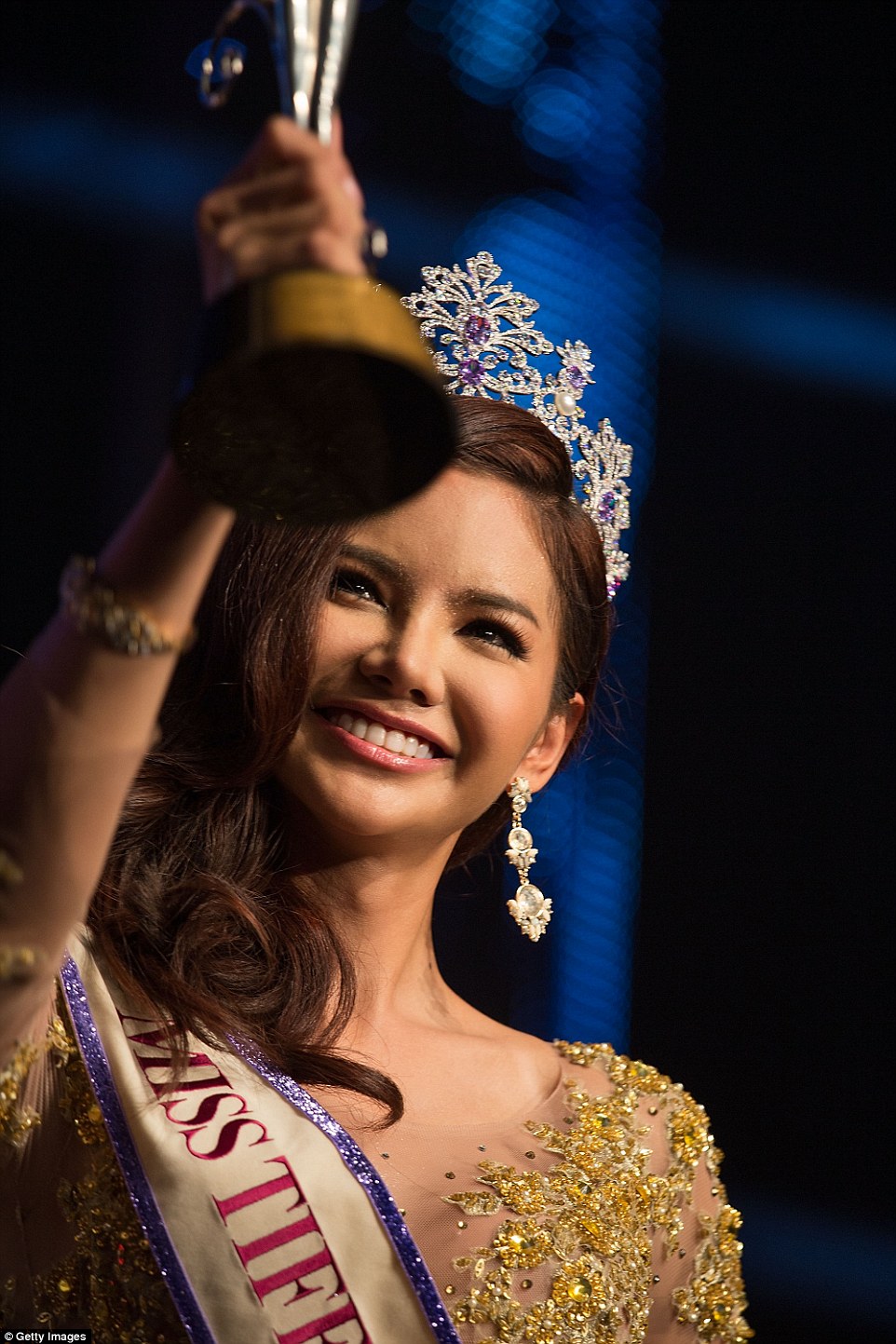 环球变性人选美大赛台前幕后:堪比法国红磨坊