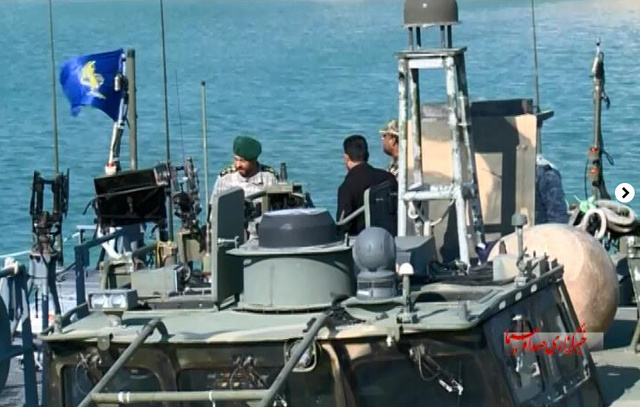 伊朗扣押美军画面曝光：大兵跪地道歉