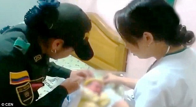 女警森林发现弃婴 为其哺乳