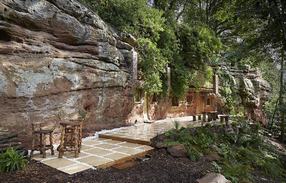 英国男子花百万改造2.5亿年史前洞穴