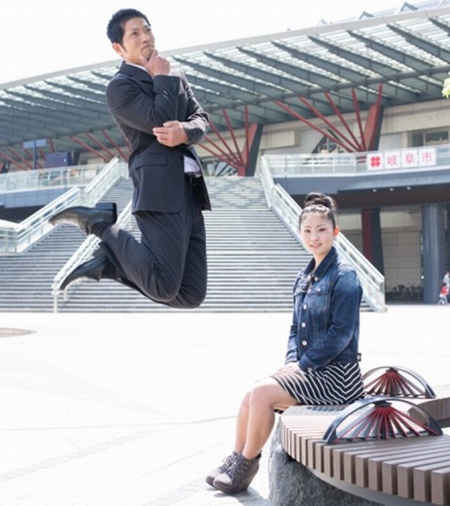 日本摄影师青山裕企抓拍到一系列怪异父女合照。（网页截图）