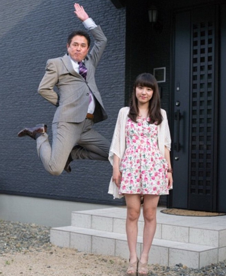 这些照片来自青山裕企的新书《女儿与工薪族》。（网页截图）