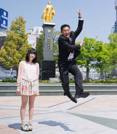 　在每张照片中，女儿们似乎都是一本正经的表情，而父亲们则以夸张的姿势跃入空中。（网页截图）