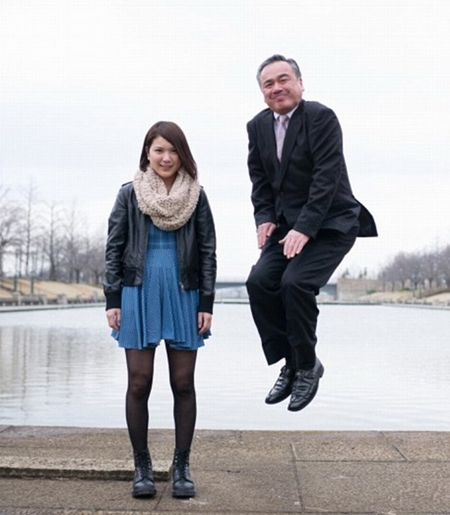 在跳起过程中，有些上了年纪的父亲表情略显痛苦。（网页截图）