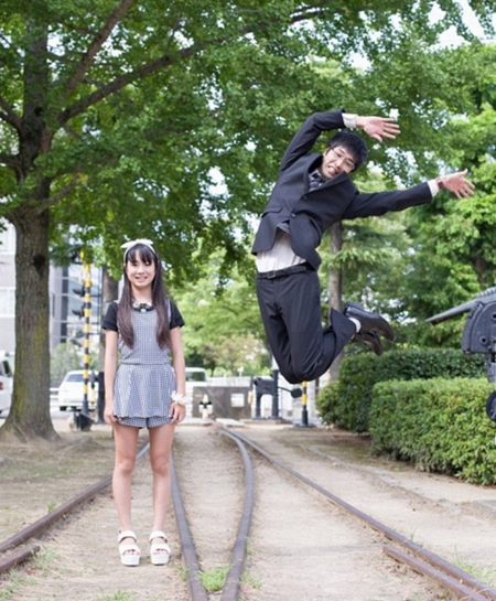 每张照片中的女儿都穿着休闲服装，而父亲则穿着比较正式的西装。（网页截图）