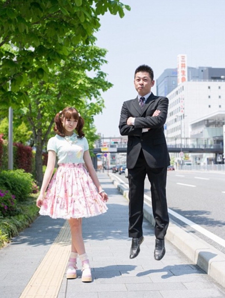 有些父亲选择的跳跃姿势很经典。（网页截图）