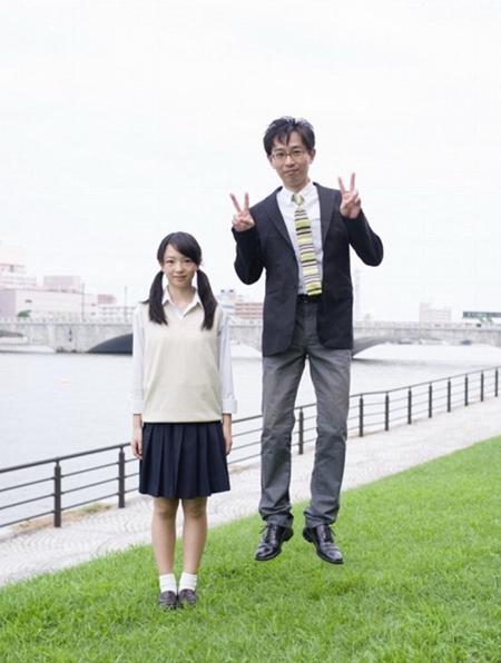 这位老爸在跳起来时，还摆出和平手势。（网页截图）