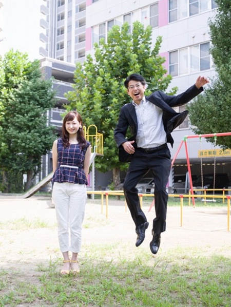 在这张照片中，这位父亲似乎无法抑制自己兴奋的心情。（网页截图）