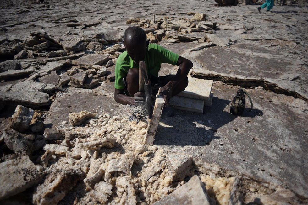 埃塞俄比亚古老的盐矿贸易 一块盐卖1元多