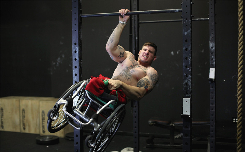 美国无腿男子挑战人体极限 卧推俯卧撑样样行