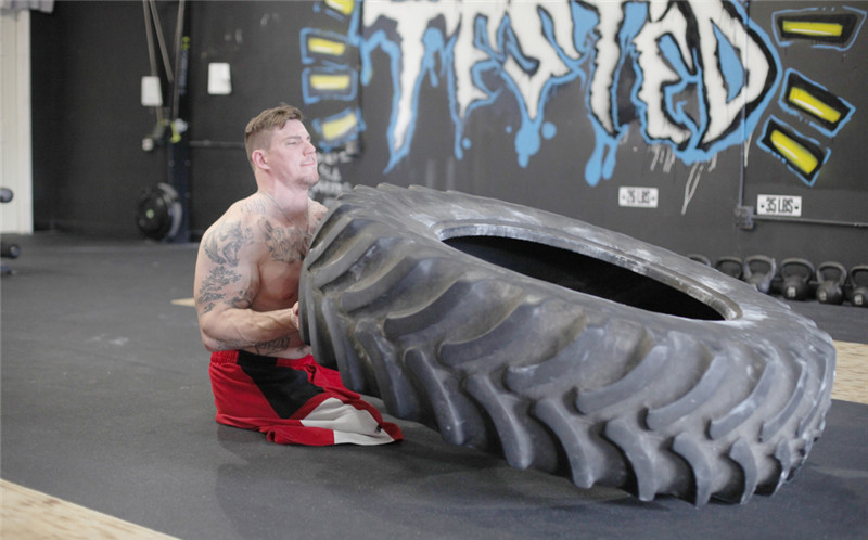 美国无腿男子挑战人体极限 卧推俯卧撑样样行