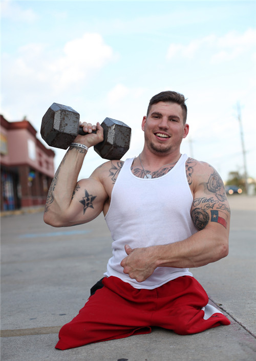 美国无腿男子挑战人体极限 卧推俯卧撑样样行