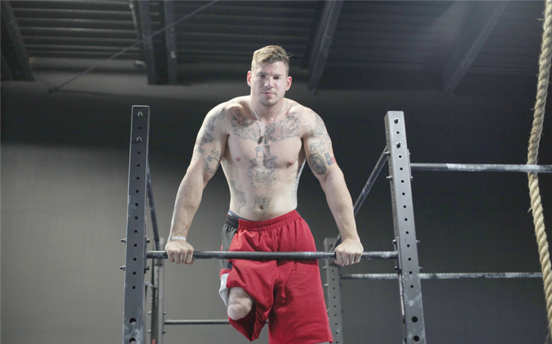 美国无腿男子挑战人体极限 卧推俯卧撑样样行