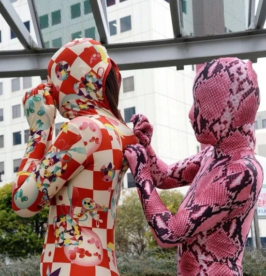 日本街头流行紧身衣包裹全身 称减压