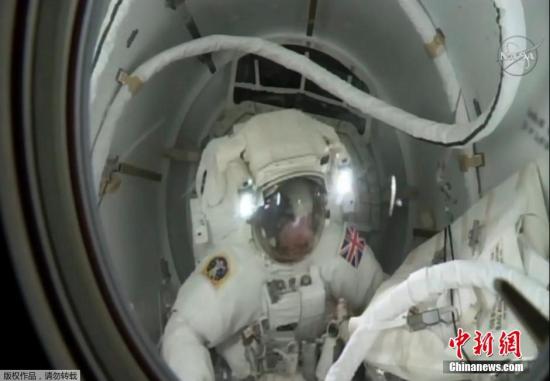 此次出舱的目的是替换损坏的一个变压器。