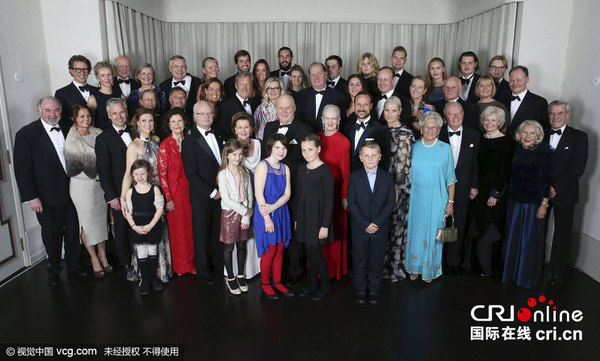 　　2016年1月17日，挪威皇室发布一组王室成员合影和全家福，纪念哈拉尔五世国王加冕25周年。图片来源:Reuters/视觉中国