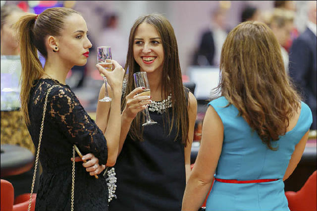 俄远东赌场吸引大批中日韩游客 美女如云