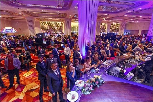 俄远东赌场吸引大批中日韩游客 美女如云