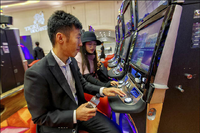 俄远东赌场吸引大批中日韩游客 美女如云