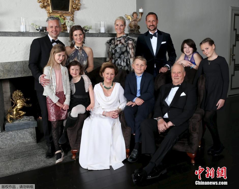 挪威王室发布全家福 纪念国王哈拉尔加冕25周年