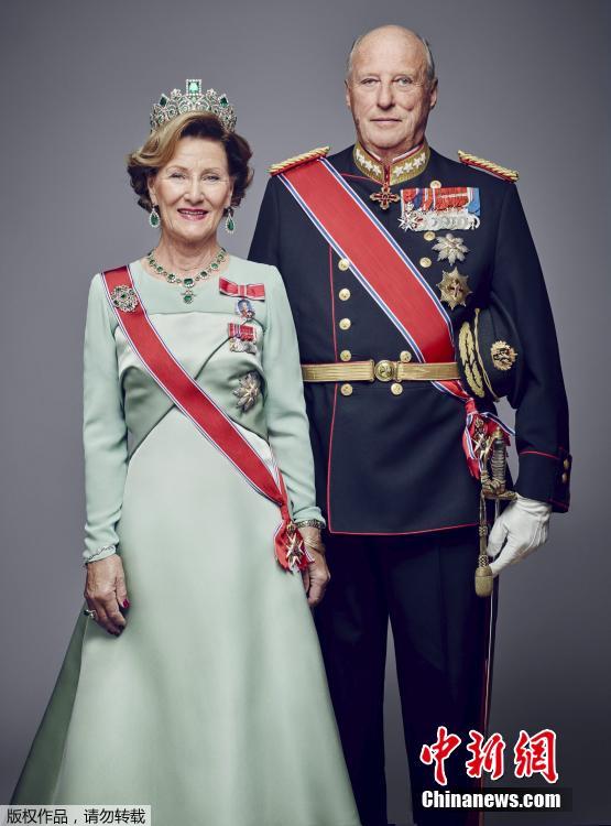 挪威王室发布全家福 纪念国王哈拉尔加冕25周年