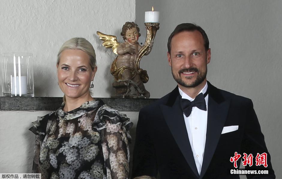 挪威王室发布全家福 纪念国王哈拉尔加冕25周年