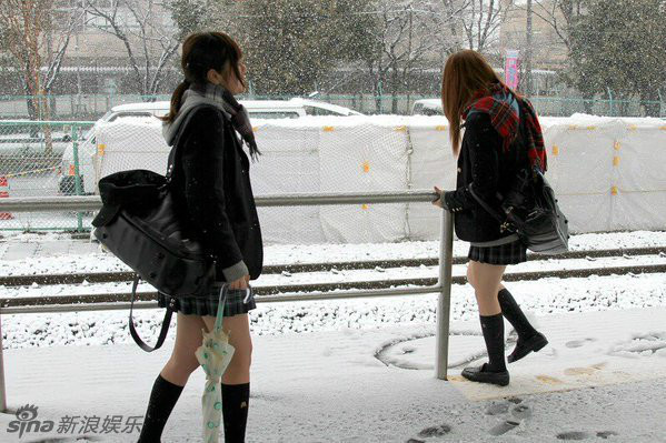 日本女高中生不畏严寒 雪天仍穿短裙露大腿(组图)