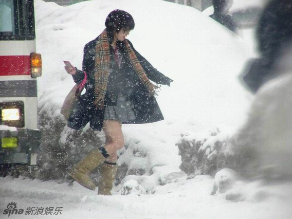 日本女高中生不畏严寒 雪天仍穿短裙露大腿(组图)