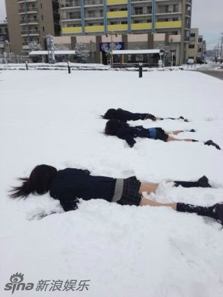 日本女高中生不畏严寒 雪天仍穿短裙露大腿(组图)