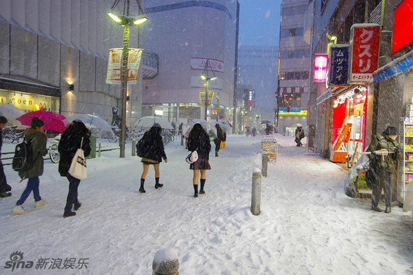 日本女高中生不畏严寒 雪天仍穿短裙露大腿(组图)