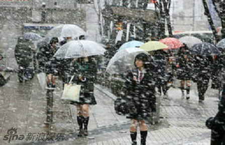 日本女高中生不畏严寒 雪天仍穿短裙露大腿(组图)