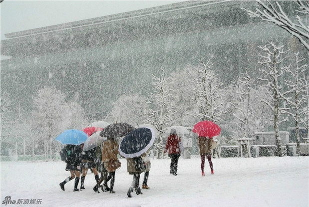 日本女高中生不畏严寒 雪天仍穿短裙露大腿(组图)