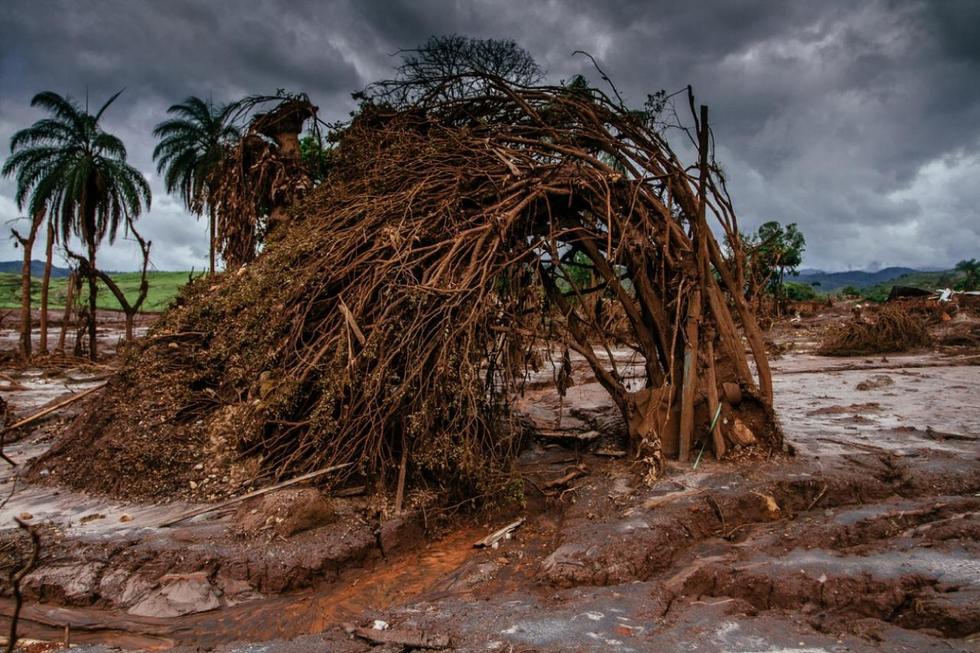 巴西最严重环境灾难 泥石流淹没屋顶
