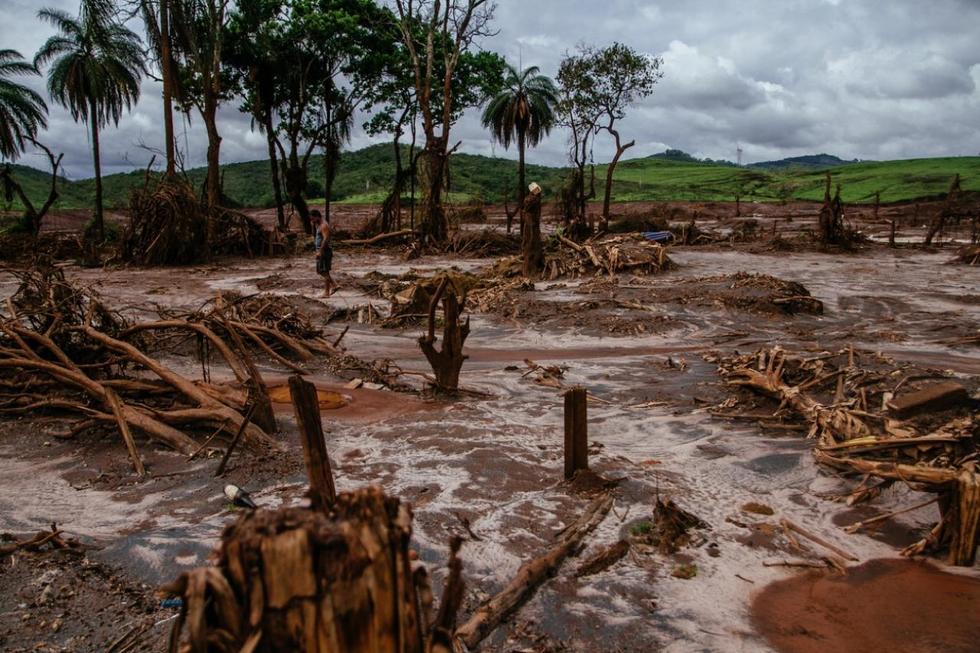 巴西最严重环境灾难 泥石流淹没屋顶