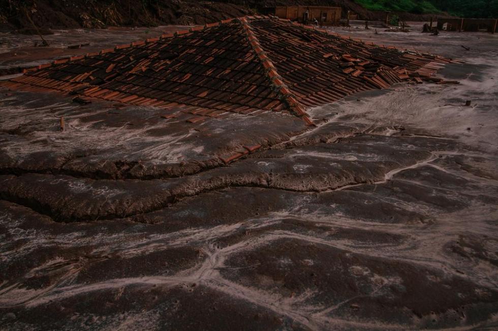 巴西最严重环境灾难 泥石流淹没屋顶