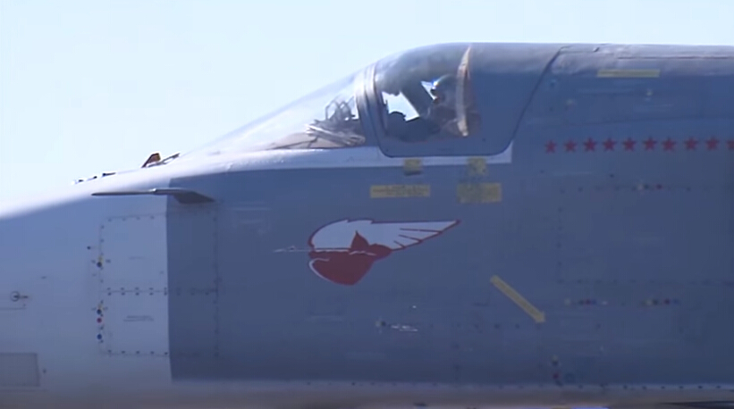 俄军发布苏-24M投弹及空袭IS露天油库视频